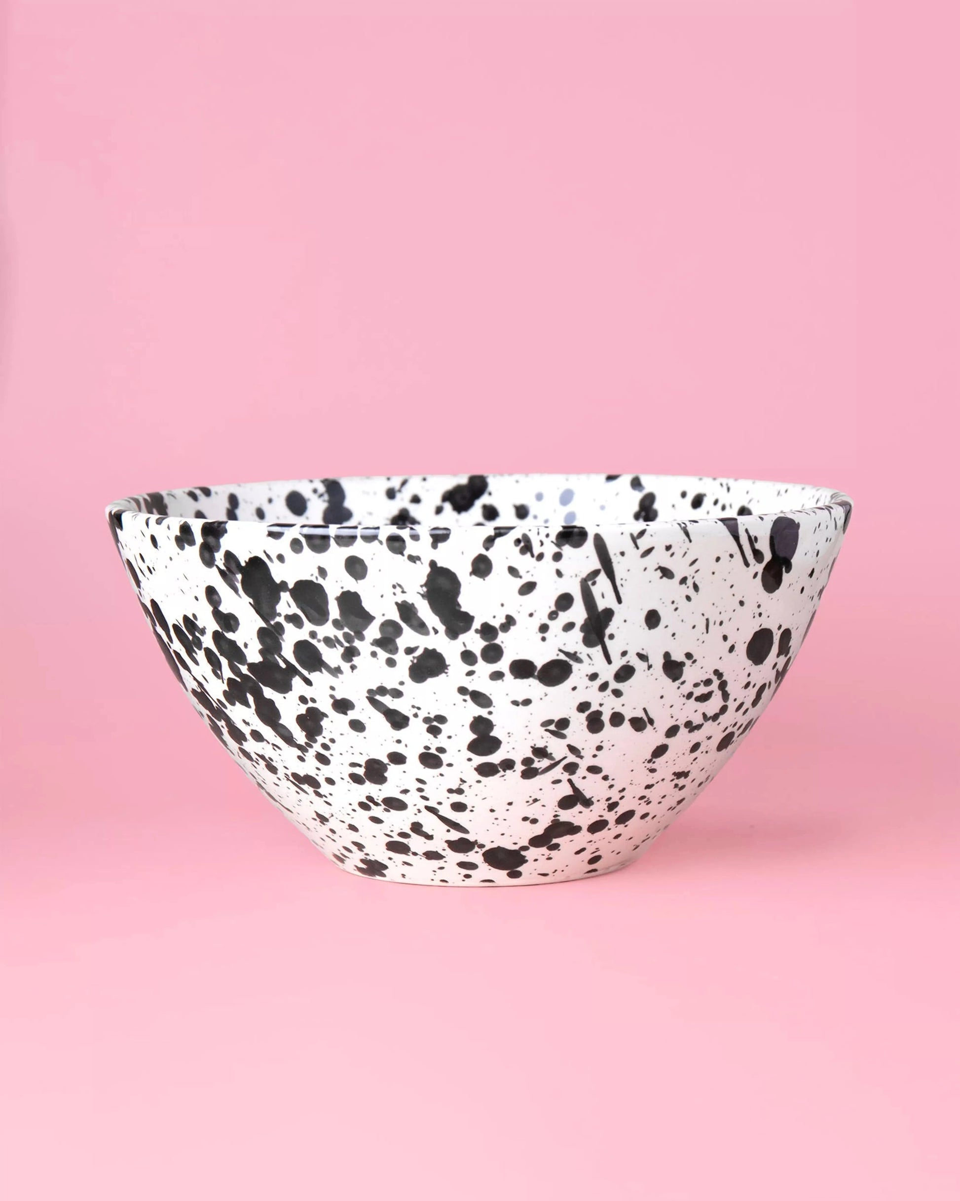 Saladier en céramique artisanal moderne - Élégance avec motif noir moucheté sur fond blanc, idéal pour servir salades et plats chauds ou froids.