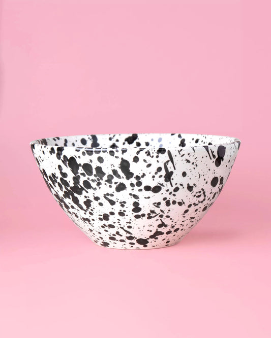Saladier en céramique artisanal moderne - Élégance avec motif noir moucheté sur fond blanc, idéal pour servir salades et plats chauds ou froids.