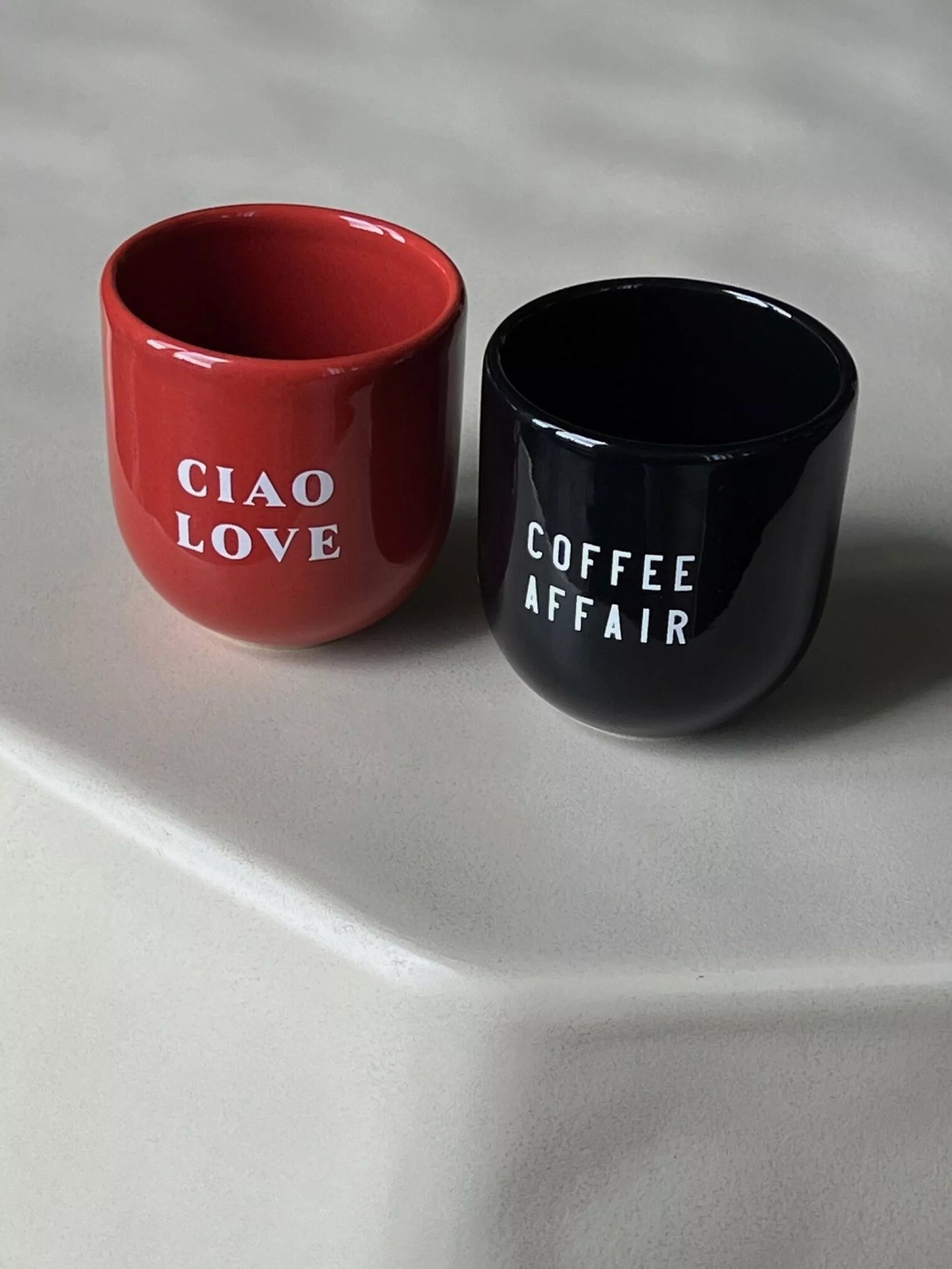 Mug Ciao Love rouge brillant avec texte blanc, design classique et finition lisse, parfait pour le café du matin en cuisine chaleureuse.