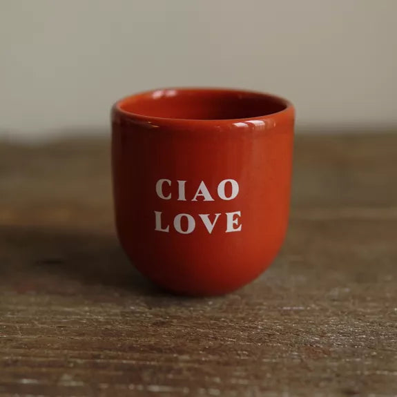 Mug Ciao Love rouge brillant avec texte blanc, design classique et finition lisse, parfait pour le café du matin en cuisine chaleureuse.