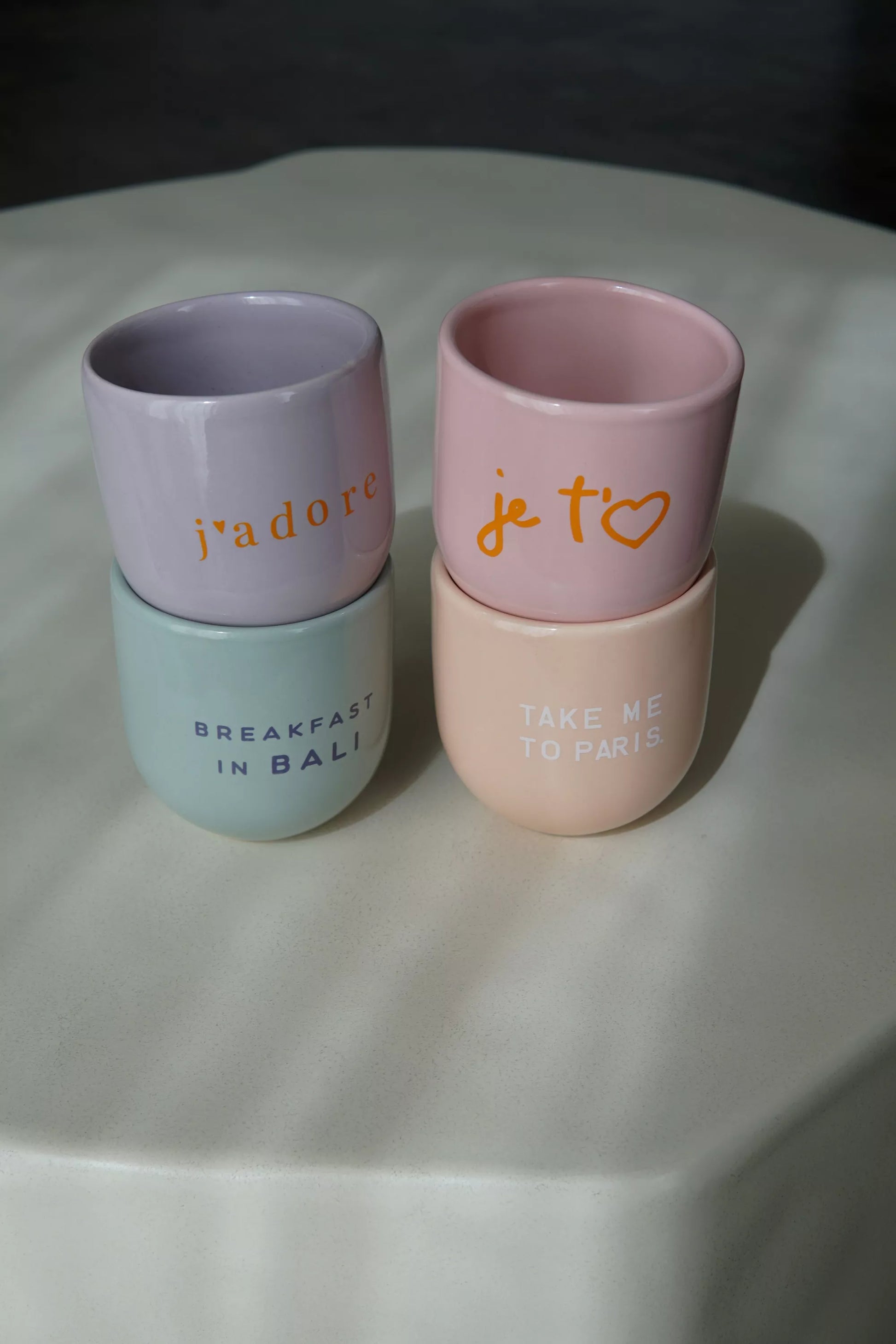 Mug Je t'eam rose en céramique avec inscription jaune 'je t❤' sur fond rose, idéal pour boissons chaudes ou froides à la maison.