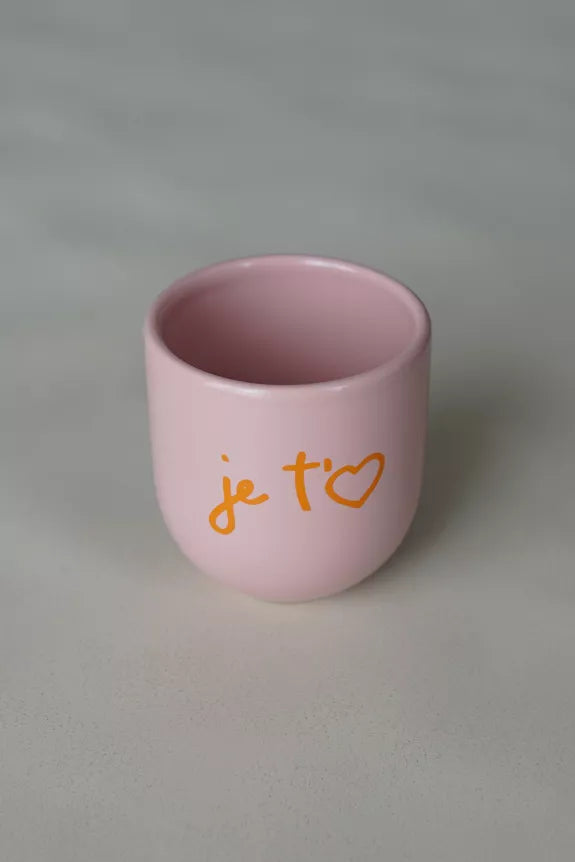 Mug Je t'eam rose en céramique avec inscription jaune 'je t❤' sur fond rose, idéal pour boissons chaudes ou froides à la maison.