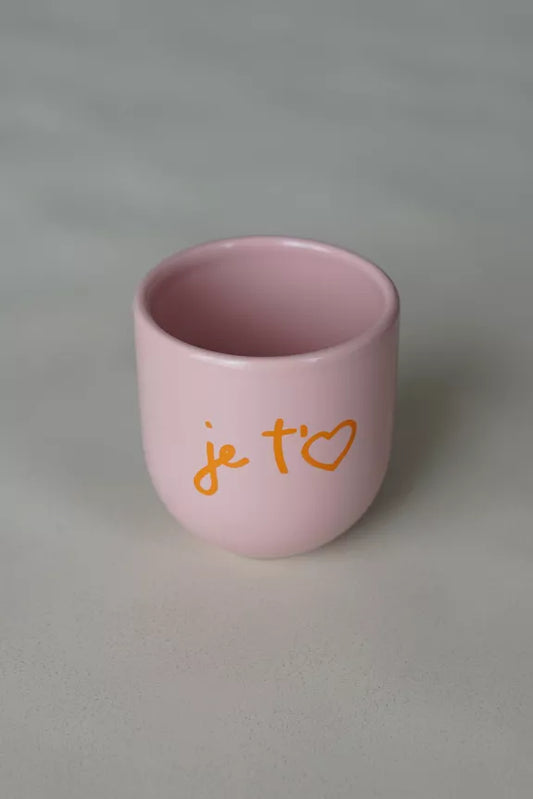 Mug Je t'eam rose en céramique avec inscription jaune 'je t❤' sur fond rose, idéal pour boissons chaudes ou froides à la maison.