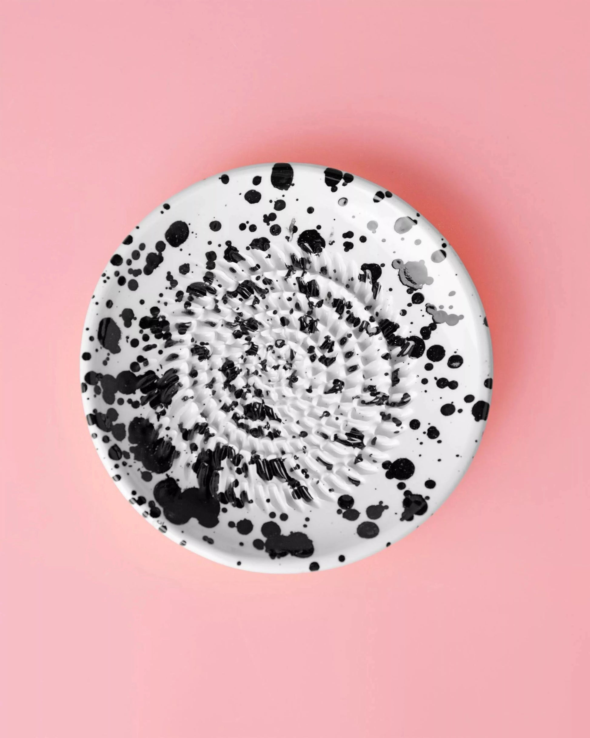 Râpe à ail en céramique-Compacte avec motif noir sur fond blanc, idéale pour râper ail, gingembre ou muscade sans oxydation des aliments.