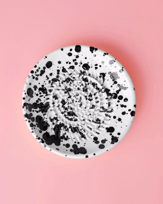 Râpe à ail en céramique-Compacte avec motif noir sur fond blanc, idéale pour râper ail, gingembre ou muscade sans oxydation des aliments.