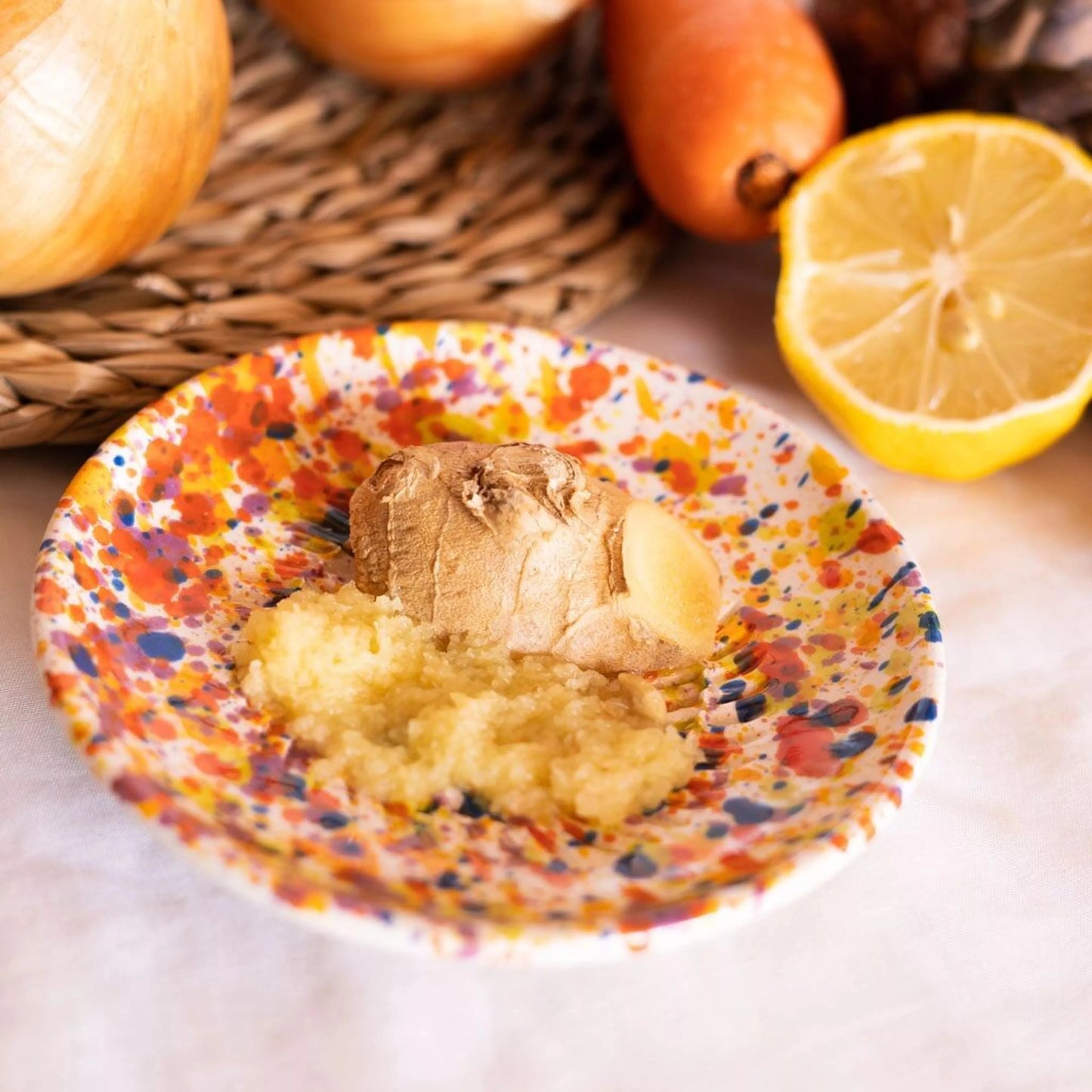 Râpe céramique multicouleur compacte avec gingembre râpé, idéale pour ail et racines. Ustensile cuisine facile à nettoyer et décoratif.