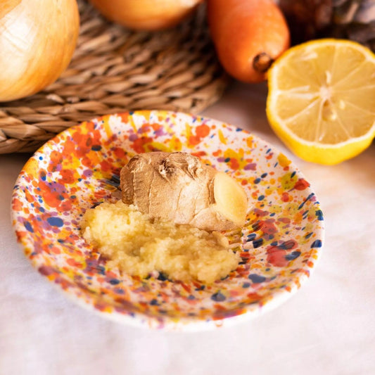 Râpe céramique multicouleur compacte avec gingembre râpé, idéale pour ail et racines. Ustensile cuisine facile à nettoyer et décoratif.