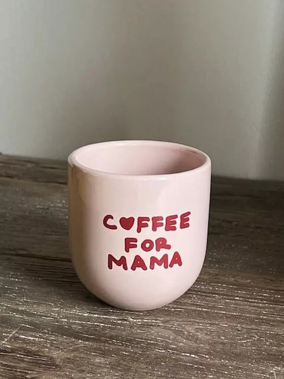 Mug Coffee for mama en céramique rose avec texte rouge tactile, idéal pour offrir aux mamans. Tasse artisanale résistante au lave-vaisselle.