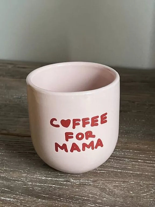 Mug Coffee for mama en céramique rose avec texte rouge tactile, idéal pour offrir aux mamans. Tasse artisanale résistante au lave-vaisselle.