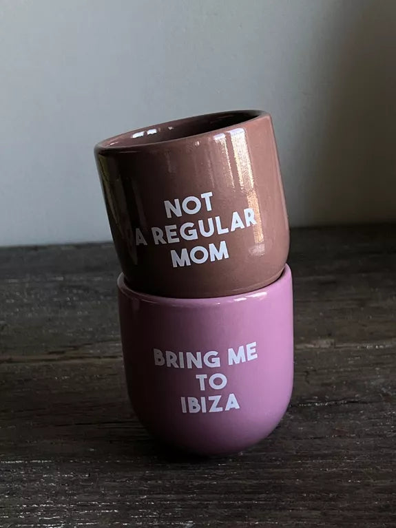Mug en céramique marron avec inscription blanche 'Not a Regular Mom', parfait pour les mamans originales. Idéal pour café ou thé au quotidien.