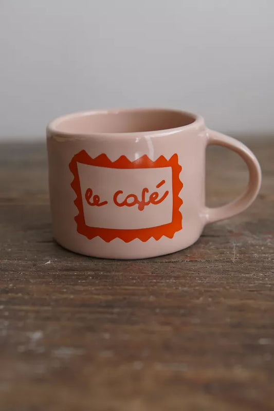 Mug Le Café artisanal rose clair de 2,5 cl avec anse, décoré d’un cadre rouge et lettrage vintage. Idéal pour les amateurs de café stylé.