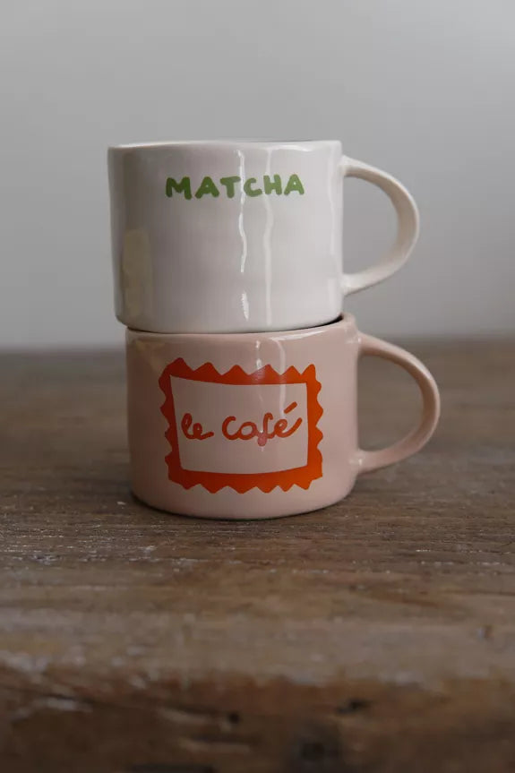 Mug Le Café artisanal rose clair de 2,5 cl avec anse, décoré d’un cadre rouge et lettrage vintage. Idéal pour les amateurs de café stylé.