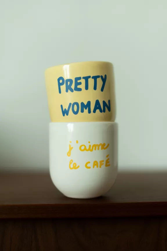 Mug J'aime le café en céramique blanche avec lettrage jaune, posé sur une étagère en bois. Tasse artisanale de 20cl pour amateurs de café.
