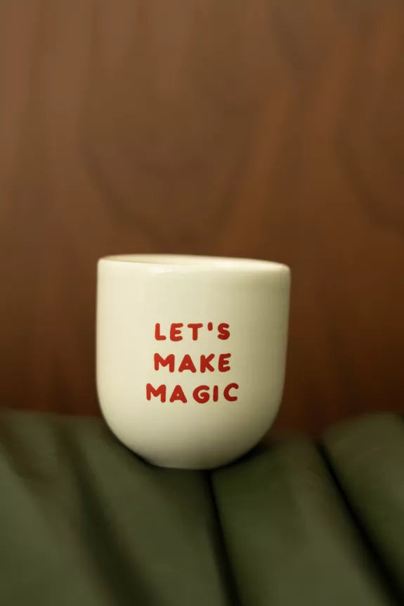 Mug céramique Noël blanc avec texte rouge 'Let's make magic', tasse fait main 20cl idéale pour boissons chaudes en hiver. Design unique et lavable en machine.
