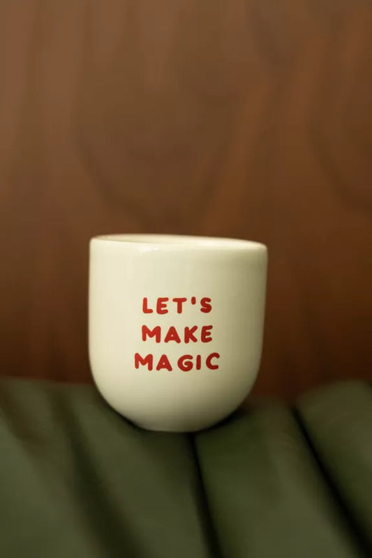 Mug céramique Noël blanc avec texte rouge 'Let's make magic', tasse fait main 20cl idéale pour boissons chaudes en hiver. Design unique et lavable en machine.