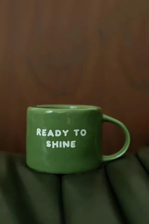 Mug en céramique vert foncé avec l'inscription 'Ready To Shine', design festif parfait pour la collection de Noël. Idéal pour boissons chaudes.