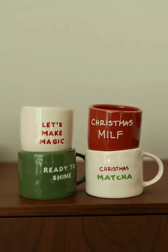 Ensemble de mugs en céramique aux couleurs festives dont un mug vert foncé 'Ready To Shine', parfaits pour la décoration et usage quotidien à Noël.